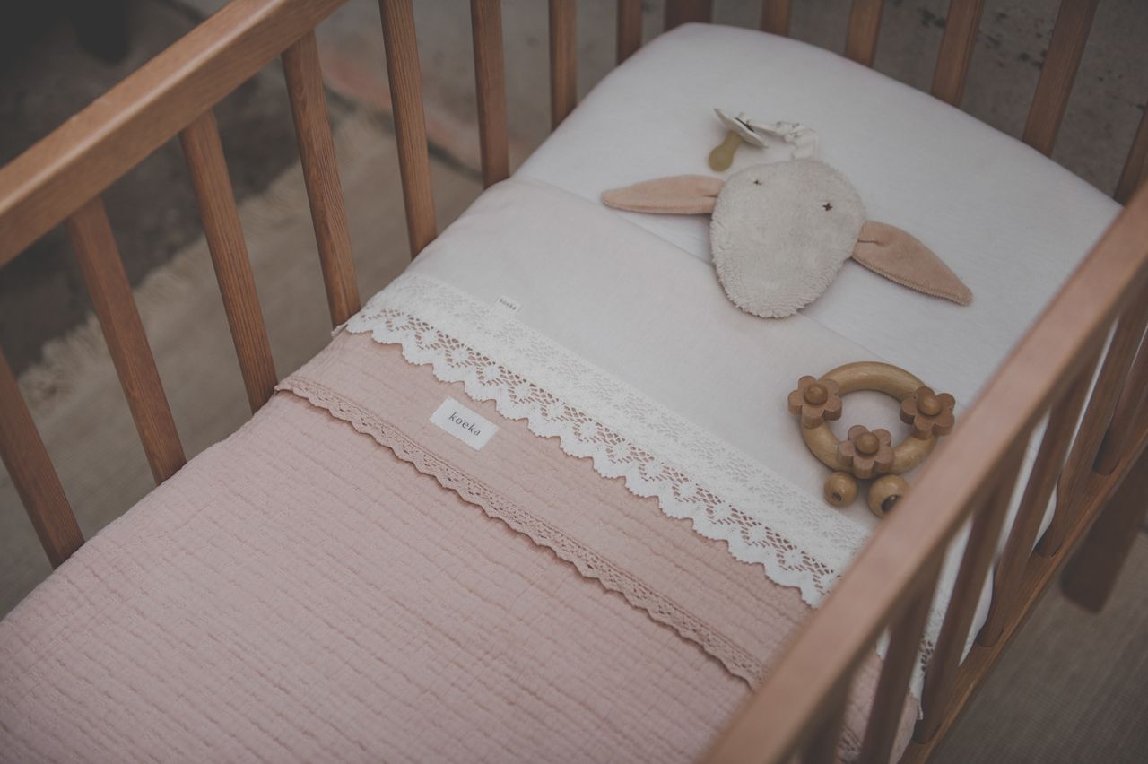 Kuverta ngjyre roze/Basinet Blanket Lace Elba -Koeka