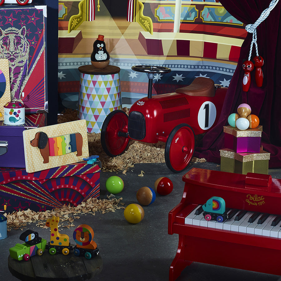 Piano e kuqe me 18 taste me fletë muzikore/Red piano with scores/ Vilac