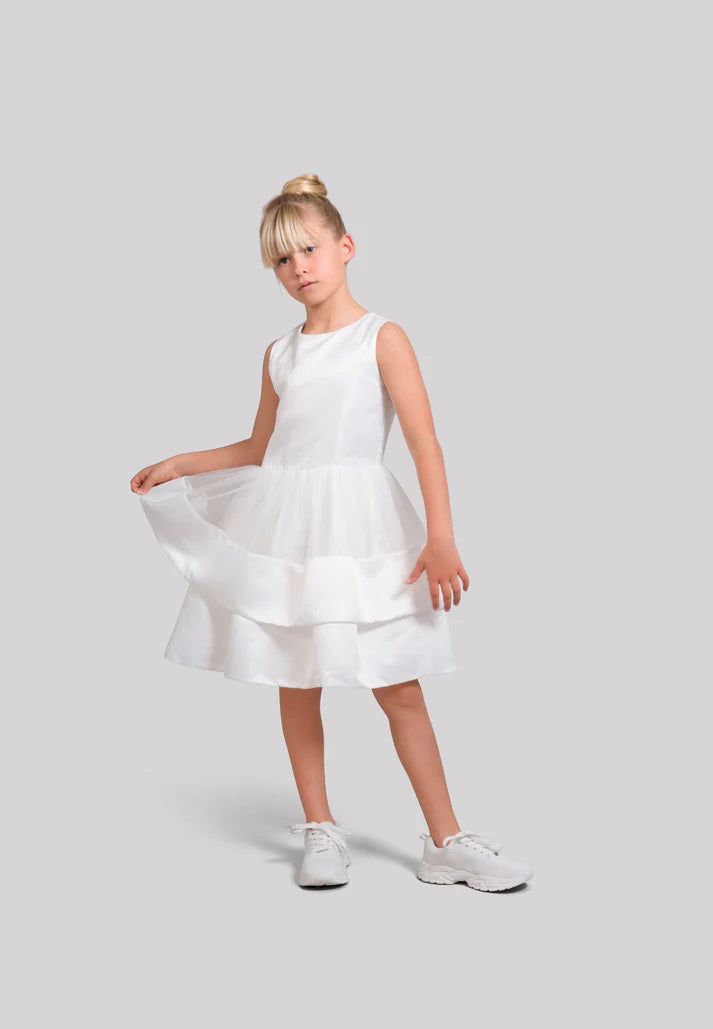 Fustan i bardhe saten cerimonial/Abito in Raso e Tulle/Brums